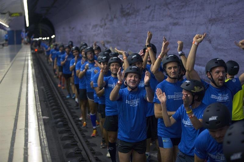 Unas trescientas personas han participado la pasada madrugada en la Discovery Underground, una carrera que ha tenido como escenario los túneles del metro de Barcelona