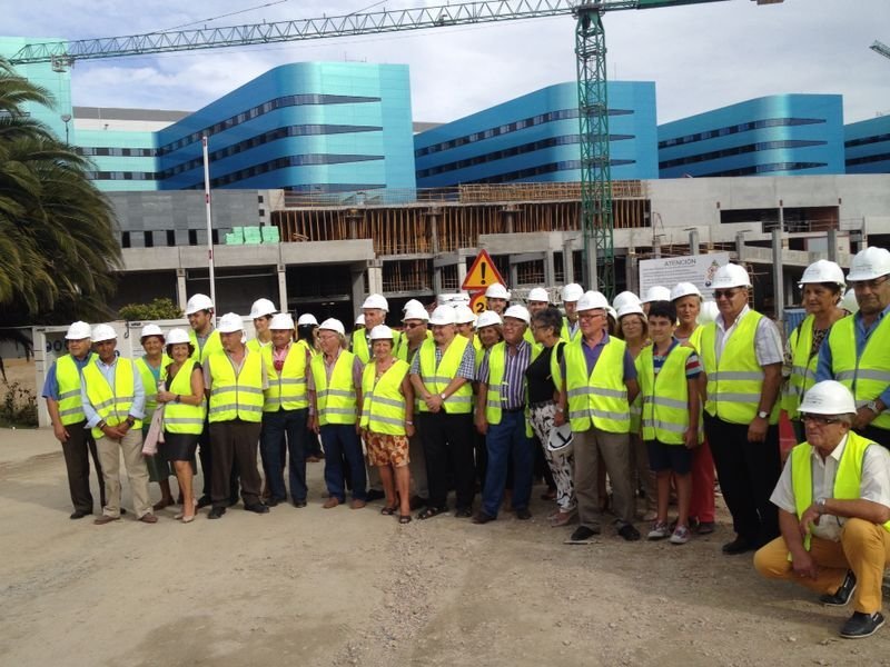 Vecinos de Bembrive visitaron ayer las obras del nuevo hospital, que abrirá en 2015.