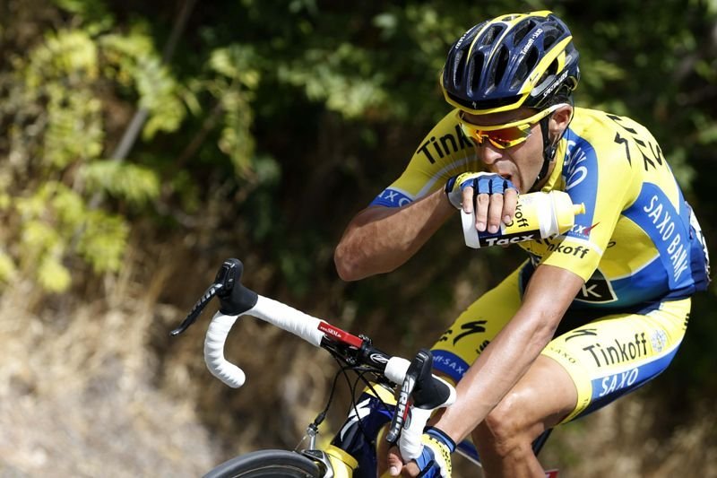 Alberto Contador bebe agua en la jornada de ayer.