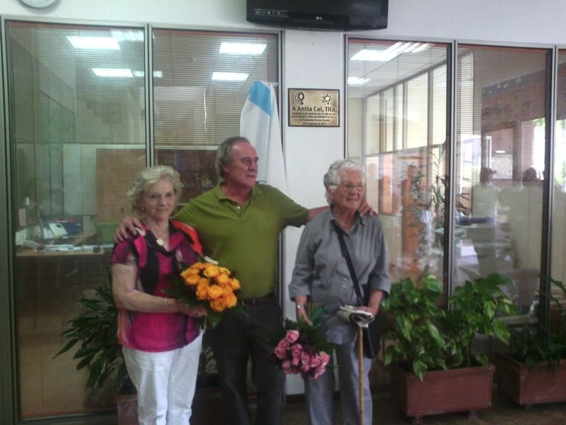La profesora Dorothy, con José Antonio Alonso (alumno de la primera promoción) y Antía Cal, con la placa.