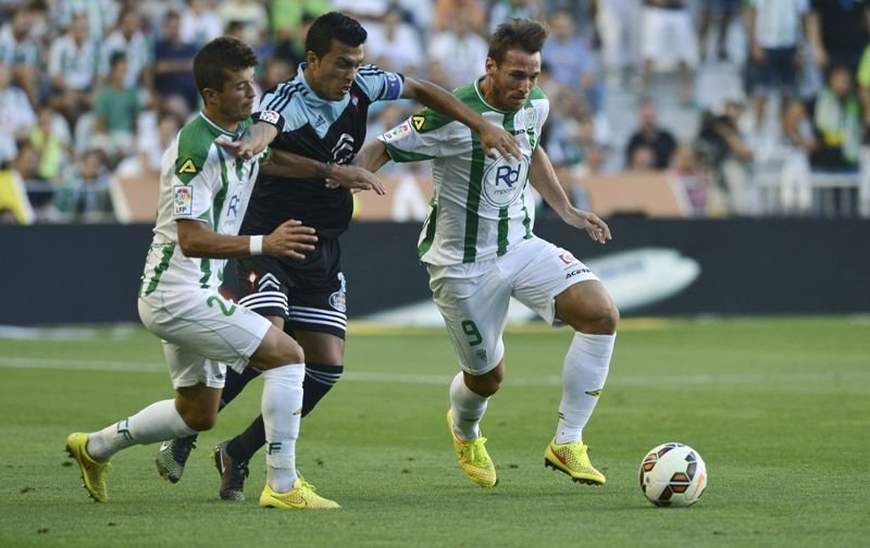 Cabral trata de alcanzar el balón entre los jugadores del Córdoba Pantic y Xisco durante el partido de ayer en El Arcángel.