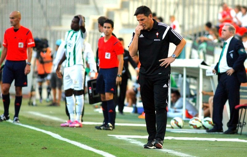 El entrenador del Celta, Eduardo Berizzo, pensativo durante el partido de ayer contra el Córdoba en El Arcángel.