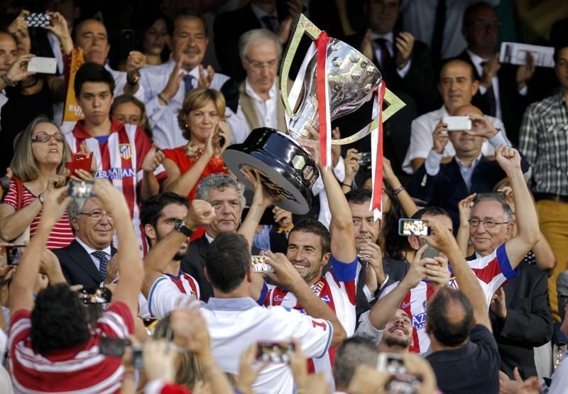 Antes del partido, Gabi recibió el trofeo que acredita al Atlético como campeón de la Liga 2013/2014.