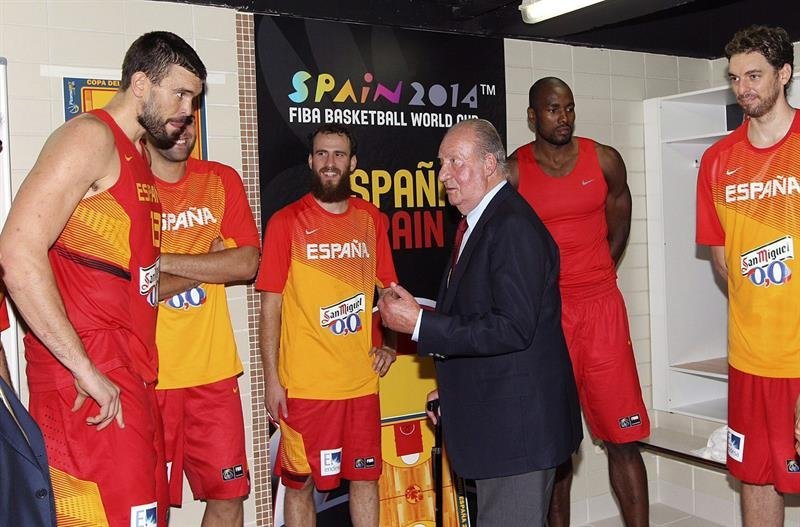 Fotografía facilitada por la Casa de su Majestad el Rey del Rey Juan Carlos (3d), charlando con los jugadores de España en el vestuario tras el partido de las selecciones de baloncesto de España y de Irán