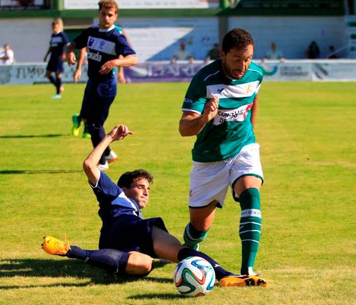 Antúnez se lleva el balón ante un rival en el partido contra el Marino.