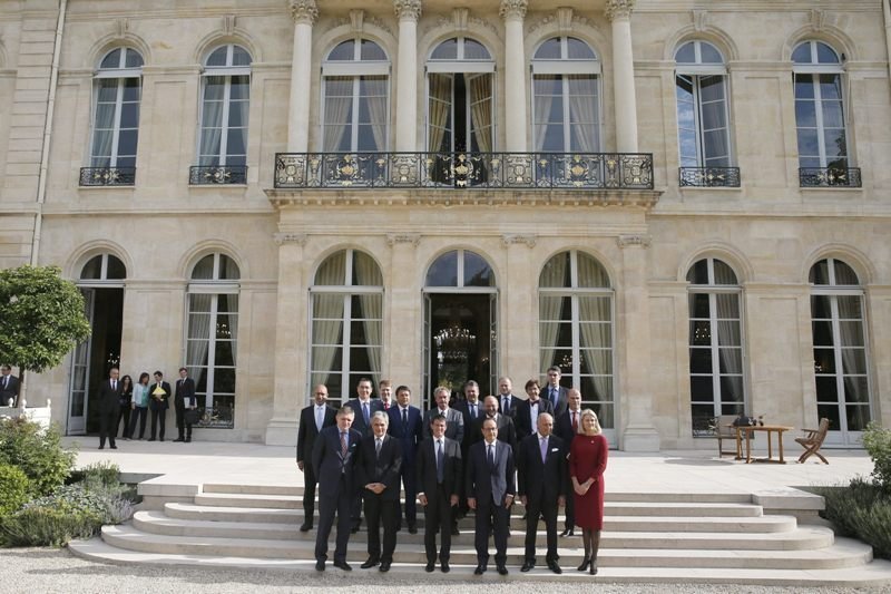 Hollande, con los líderes socialdemócratas europeos, en las escaleras del Elíseo.
