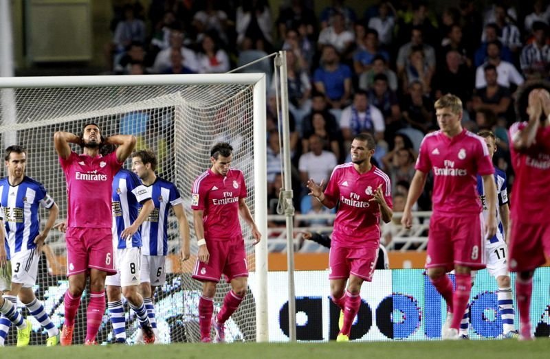 Kherida, Bale y Pepe lamentan uno de los cuatro goles encajados por el Real Madrid en Anoeta.