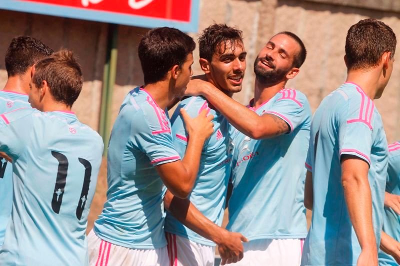 Borja Domínguez y De Amo felicitan a Borja Iglesias, que marcó un gol y dio dos asistencias en el partido de ayer.