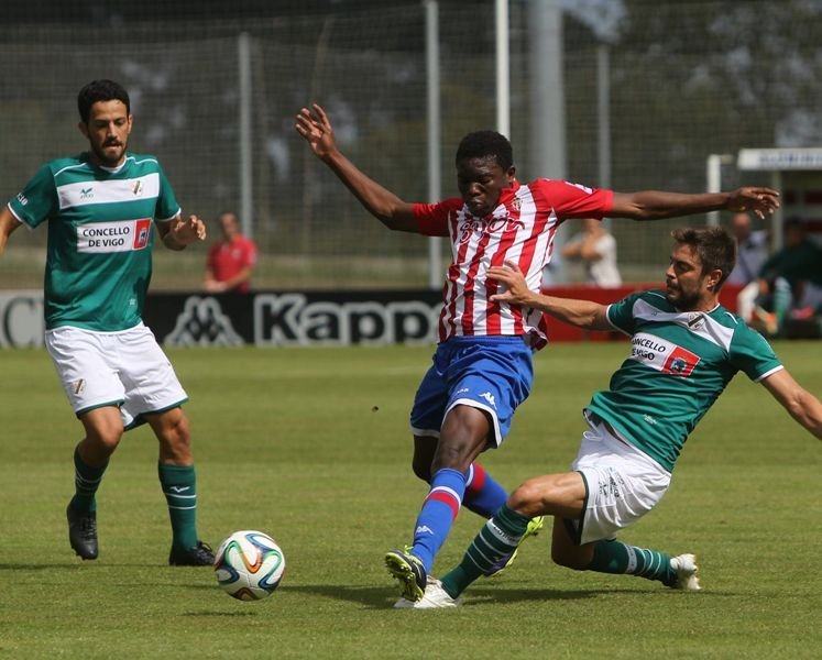 Pedro Vázquez (d) trata de superar a un jugador del Sporting B en presencia de Mateo, que acabó lesionado.