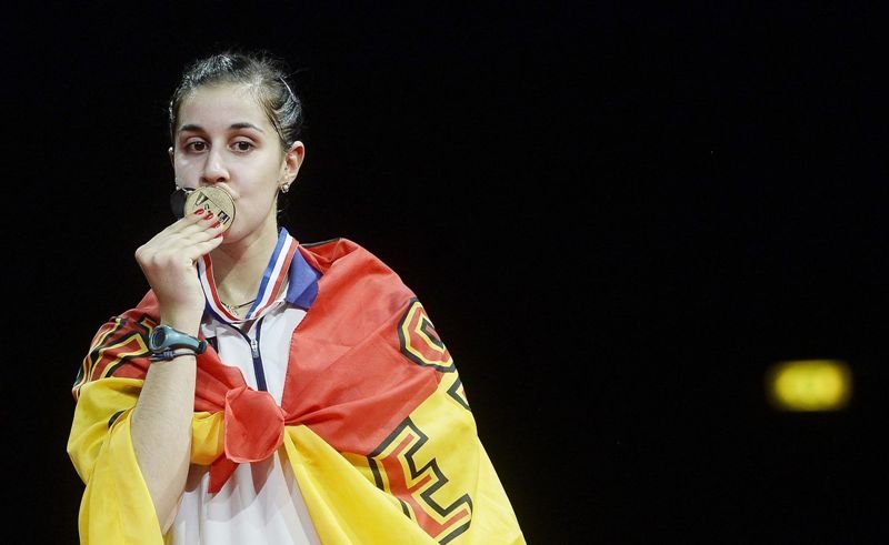 La deportista onubense, con la medalla de oro y la bandera española.