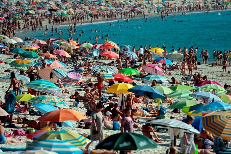 La imagen llevaba días sin producirse y ayer, con el mercurio acercándose a los 30 grados, volvió la clásica estampa veraniega en la playa más concurrida de toda Galicia.