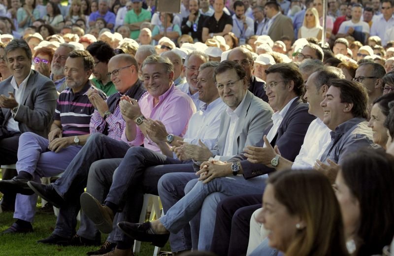 Pedro Puy, Agustín Hernández, Manuel Baltar, Xosé Manuel Barreiro, Alfonso Rueda, Mariano Rajoy, Alberto Núñez Feijóo, Agustín Reguera y Carlos Negreira, ayer en Soutomaior.