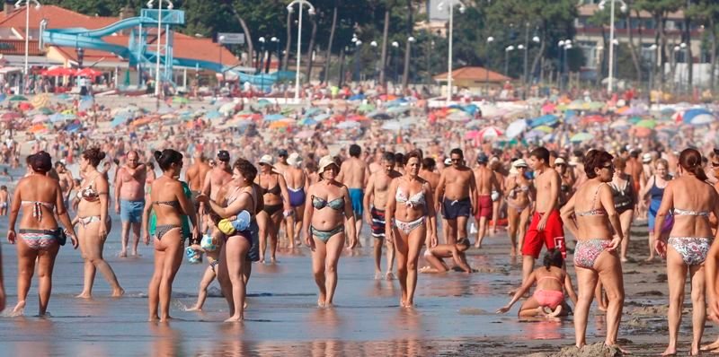 Miles de bañistas acudieron ayer a los arenales vigueses para disfrutar de las altas temperaturas.