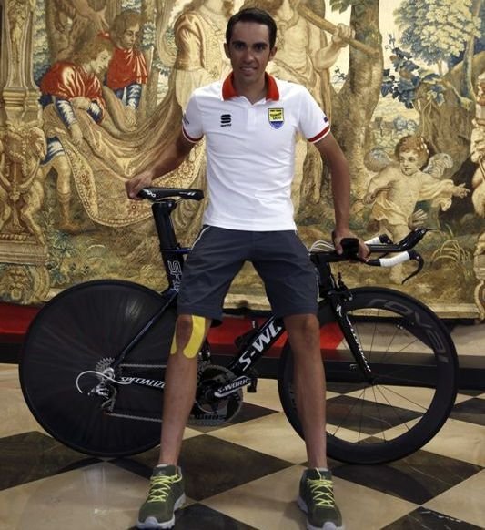 Alberto Contador posó ayer para los fotógrafos en Zaragoza.