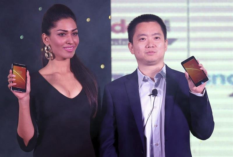  La modelo india Jhataleka Malhotra (i) y el consejero delegado de ZTE India, Yuan Kang, durante el lanzamiento del modelo ZTE V5, en Nueva Delhi (India)