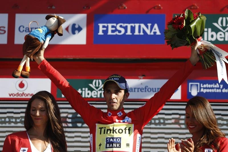 El ciclista Alberto Contador (Tinkoff) en el podio tras enfundarse el maillot rojo de líder al finalizar la contrarreloj de la décima etapa de la Vuelta a España