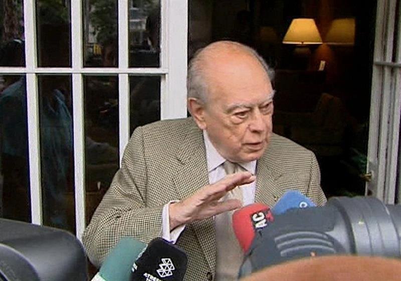 Imagen tomada de televisión del expresidente de la Generalitat Jordi Pujol saliendo esta mañana de su casa.