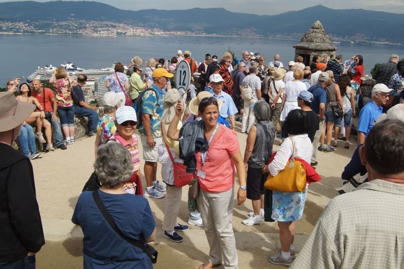 La marea de turistas inundó la ciudad y llenó a rebosar lugares menos habituales como el mirador de O Castro, repleto para captar las imágenes de Vigo y la Ría. 