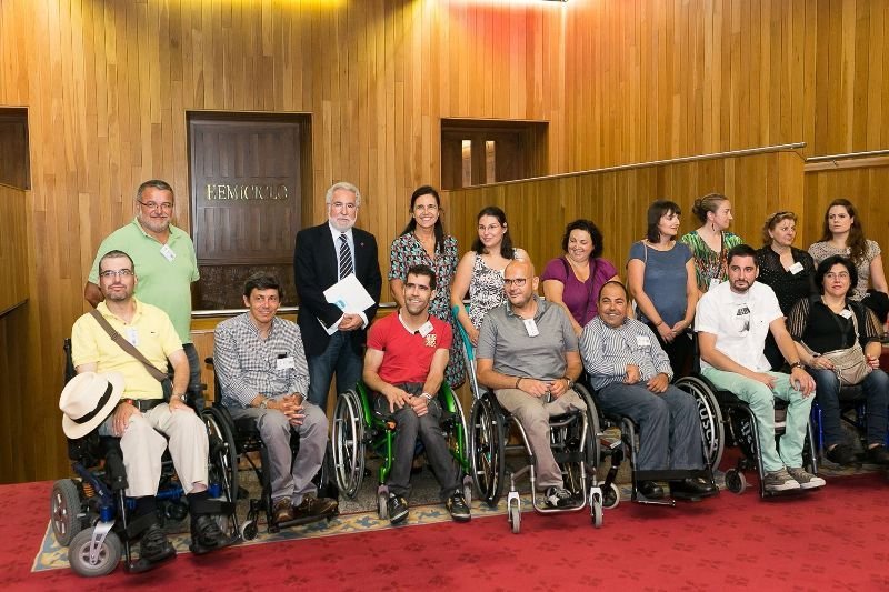 El diputado Miguel Santalices y la presidenta del Parlamento gallego, Pilar Rojo, se reunieron con portavoces de los afectados por estas patologías.
