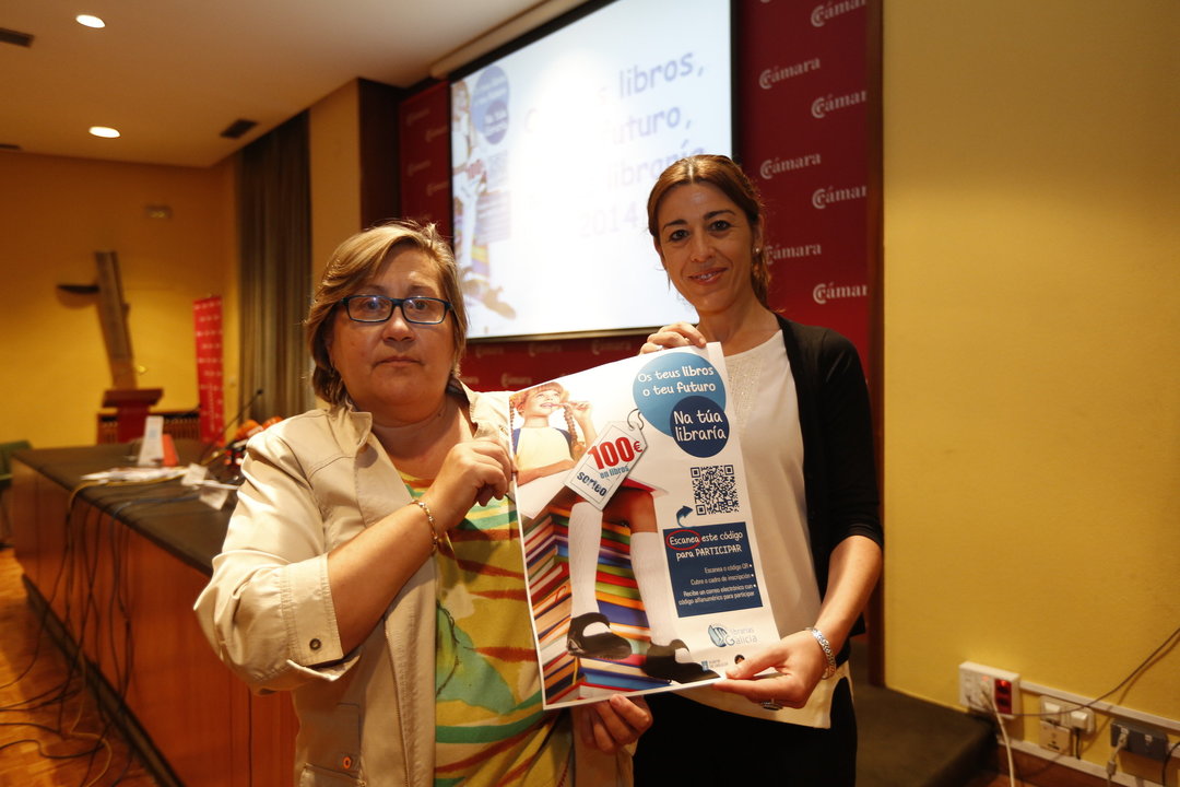 Pilar Rodríguez y Sol Vázquez muestran el cartel de la campaña de promoción de las librerías de barrio.Foto: Xesús Fariñas