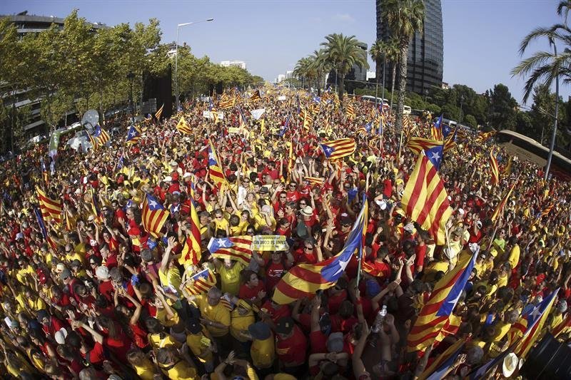 Miles de personas se han concentrado con camisetas rojas y amarillas en la Avenida Diagonal y la Gran Vía de Barcelona a favor de una consulta soberanista