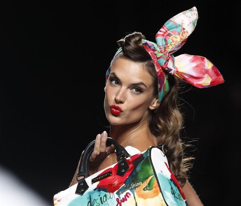 La modelo Alessandra Ambrosio desfila para la firma Desigual