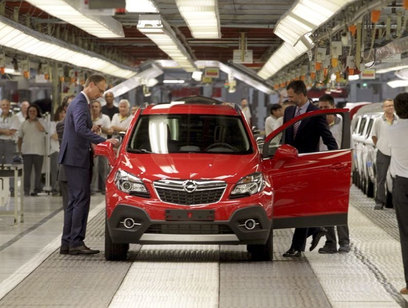 El Rey probando el nuevo Opel Mokka que inició ayer la producción en la planta de GM en Zaragoza. 