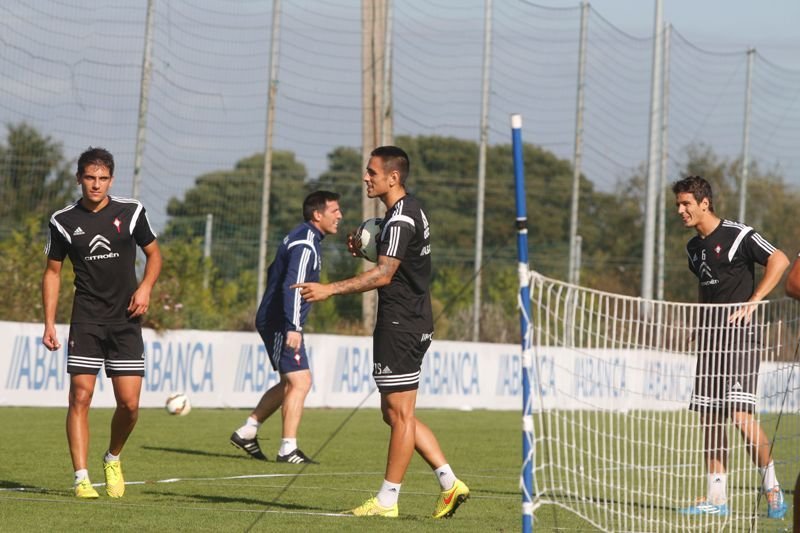David Costas, durante un entrenamiento de esta semana entre Berizzo y Nemanja Radoja.