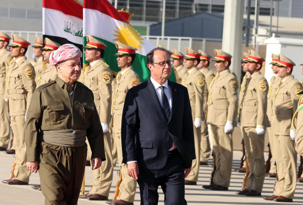 El presidente del Kurdistán iraquí, Masud Barzani, con François Hollande ayer en Erbil.