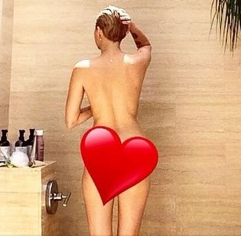 Miley Cyrus publica una fotografía desnuda mientras se ducha