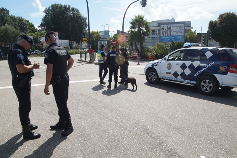 La Policía Local montó ayer un dispositivo de control de drogas en la Praza do Rei durante el cual la perra policía, “Juno”, rastreó varios vehículos.