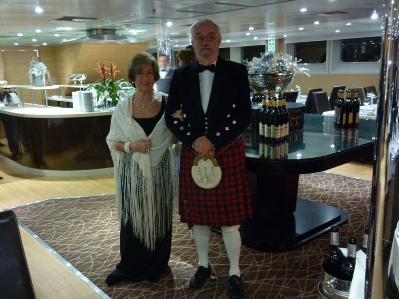 James Skinner, vistiendo el clásico kilt escocés, en un acto de gala con su esposa.