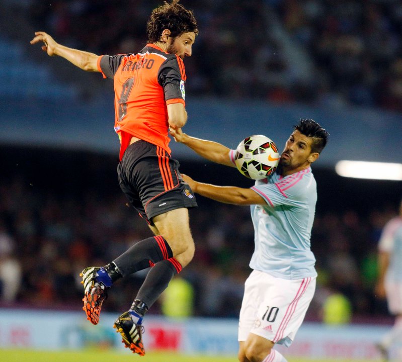Nolito controla el balón con el pecho ante el centrocampista de la Real Sociedad Esteban Granero durante el partido de ayer en Balaídos.