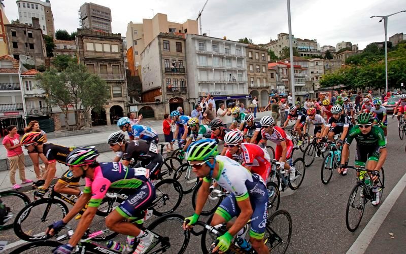 El pelotón de la Vuelta, a su paso por Vigo el viernes.