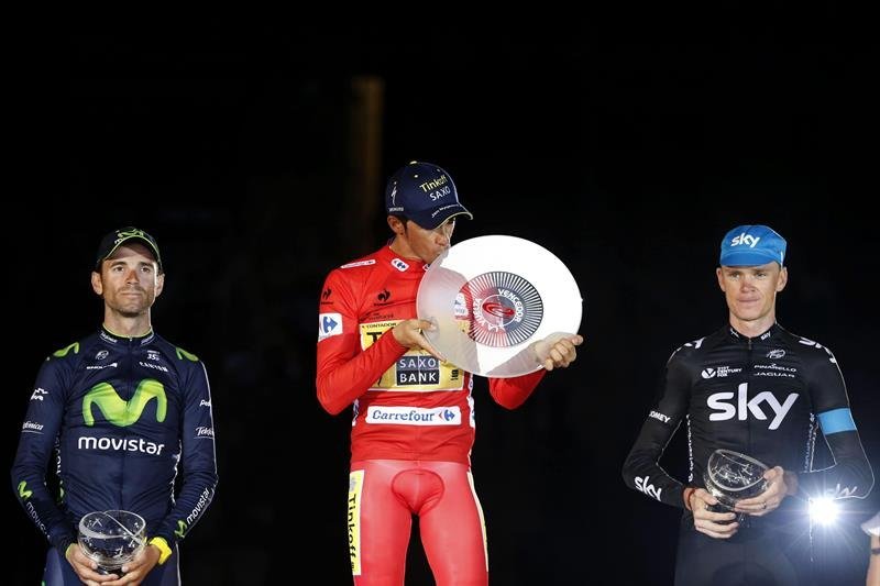 El ciclista del equipo Tinkoff Saxo, Alberto Contador que se ha proclamado el vencedor de la Vuelta Ciclista a España 2014