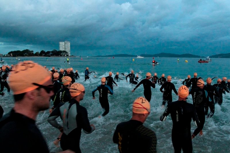 Los triatletas comenzaron la prueba a la 8:15 de la mañana cuando amanecía en la playa viguesa de O Vao. 