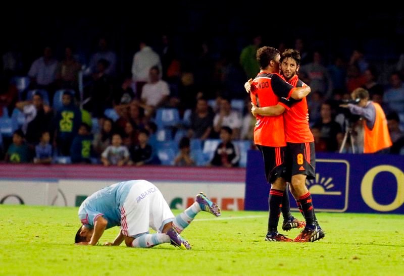Nolito se lamenta en el suelo mientras Elustondo y Granero celebran el segundo gol de la Real Sociedad el sábado en Balaídos.