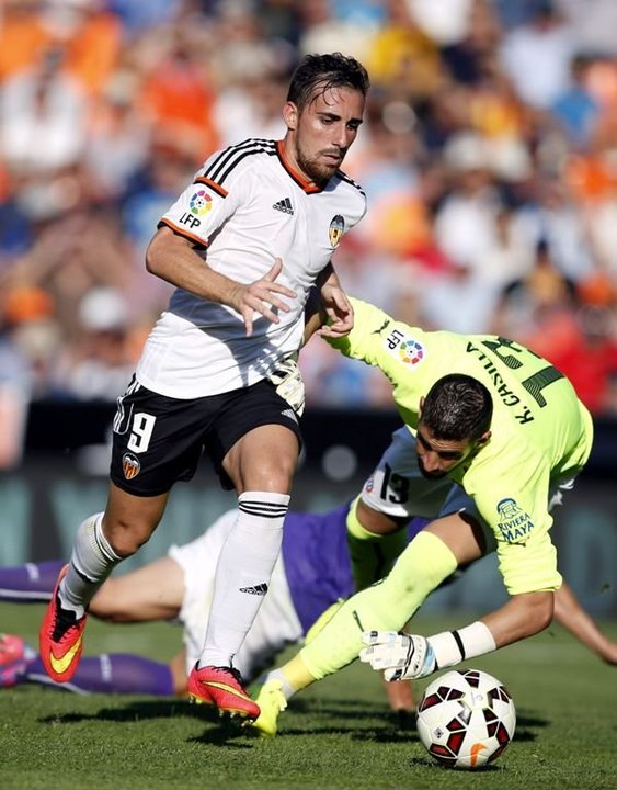 Alcácer regatea a Casilla para marcar el tercer gol del Valencia.