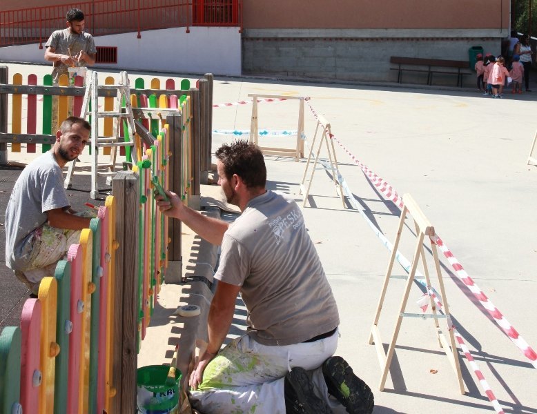 Varios operarios pintando parte del exterior del centro para la visita real la pasada semana.