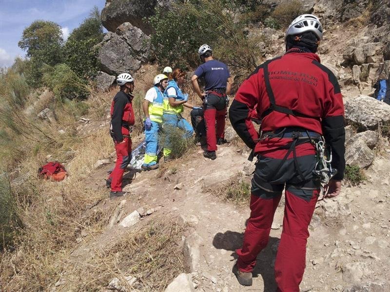 Integrantes del cuerpo de Bomberos en las inmediaciones del lugar en el que una mujer de 38 años ha muerto hoy al precipitarse desde una altura de 20 metros
