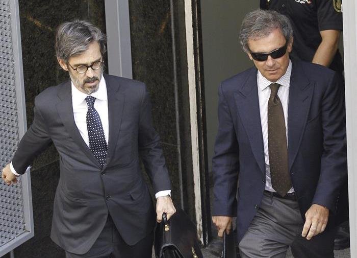 Jordi Pujol Ferrusola (d), hijo del expresidente de la Generalitat de Cataluña, junto a su abogado, Cristóbal Martell, a su salida de la Audiencia Nacional