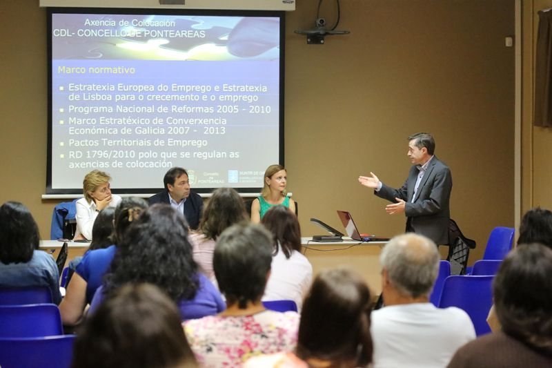 Momento de la presentación ayer, en el CDL, de la nueva Axencia de Colocación de Ponteareas.
