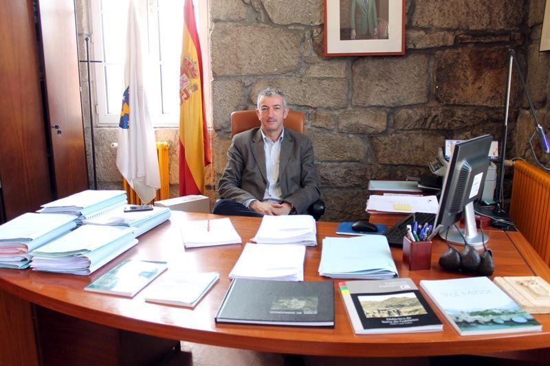 El alcalde popular Fernando Guitián en su despacho del consistorio gondomarense. 