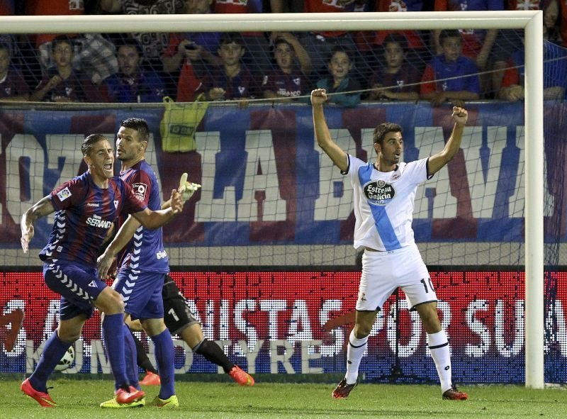 Juan Domínguez celebra el gol que le dio los tres puntos al Deportivo en casa del Eibar.