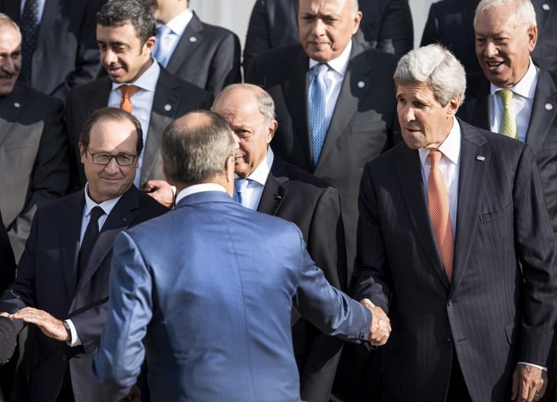 El estadounidense John Kerry saluda al ruso Sergey Lavrov, ante Hollande y Margallo, entre otros.