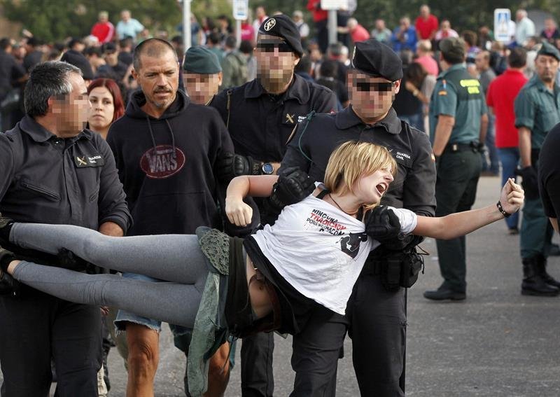Un policía desaloja a un activista durante la celebración del Torneo del Toro de la Vega desarrollado en Tordesillas