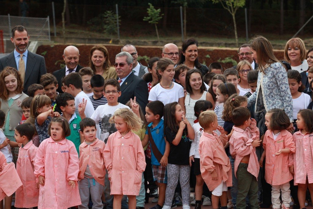La reina Letizia se dirige al centro para hacer la   foto de familia con los niños y sus profesores, donde la esperan el rey y las autoridades.