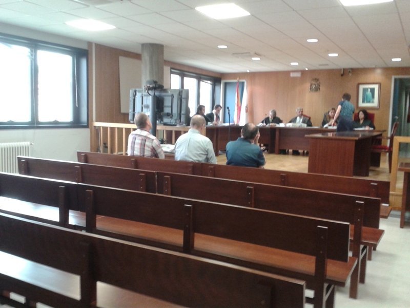 Los tres acusados, ayer, durante la vista en la Audiencia en Vigo.
