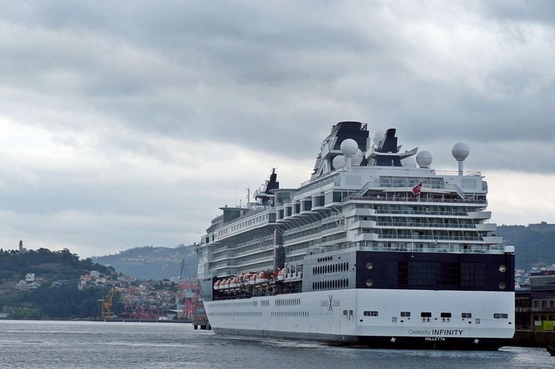 El "Celebrity Infinity", conocido como "crucero del vino", ayer en Vigo.