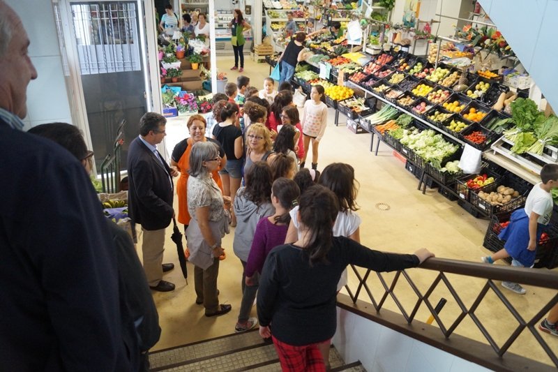 El alcalde Javier Bas acompalñó a los estudiantes en su visita guiada al mercado de Redondela.